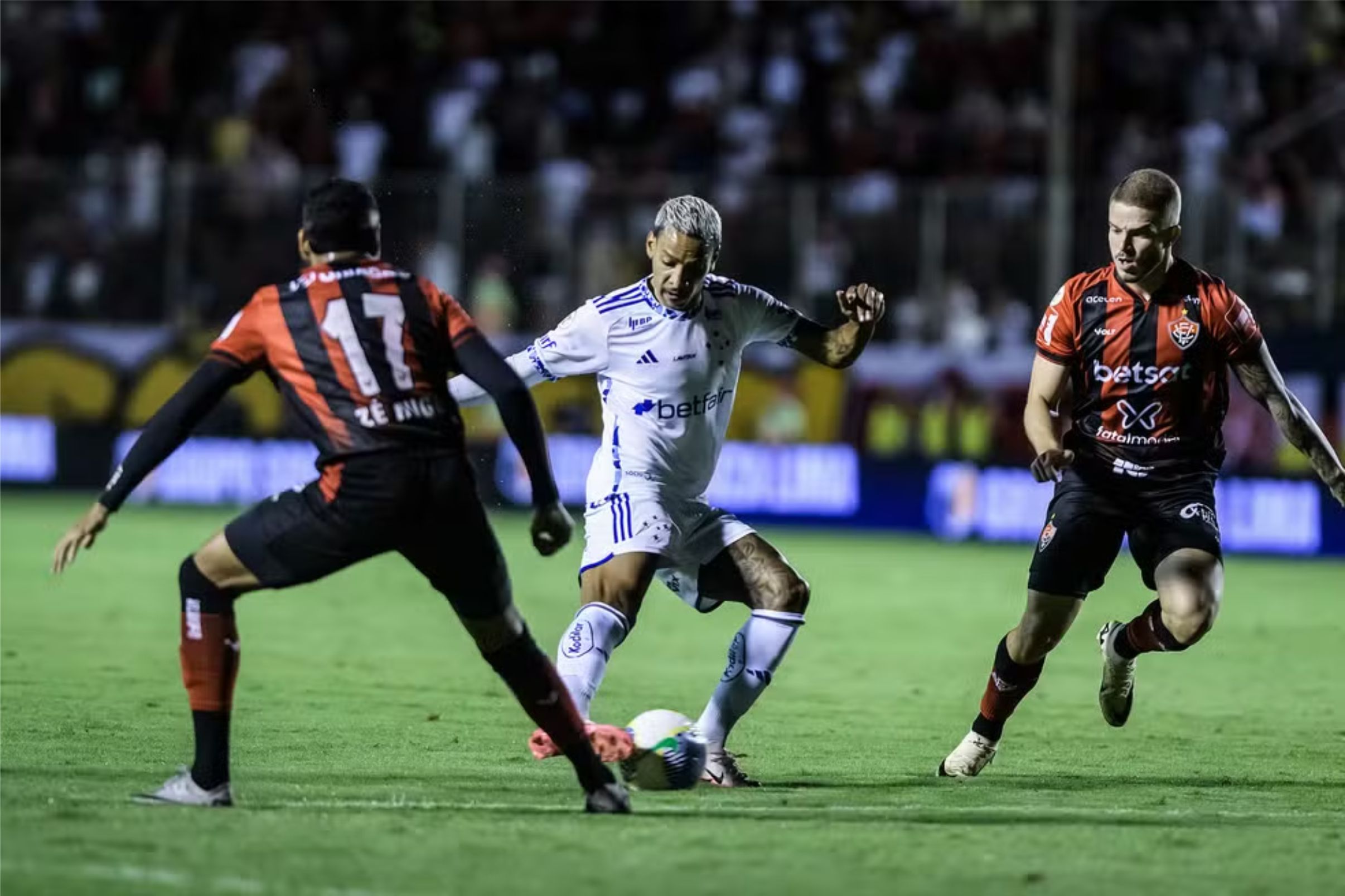 CRUZEIRO BUSCA EMPATE CONTRA VITÓRIA E CONSEGUE 2X2 PELO BRASILEIRÃO