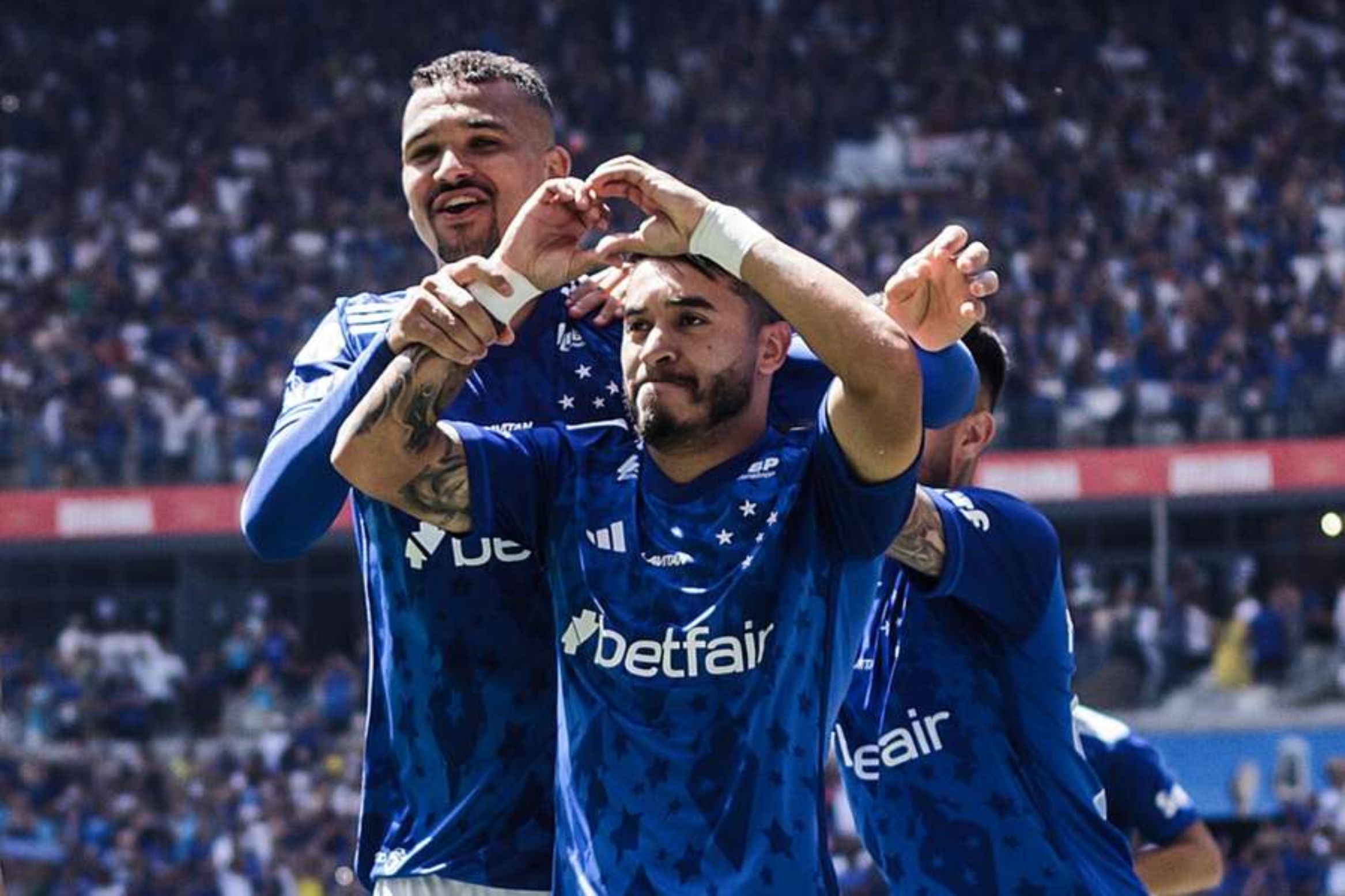 CRUZEIRO VENCE ATLÉTICO GOIANIENSE, COM A CASA  CHEIA, POR 3X1 E SE RECUPERA NO BRASILEIRÃO