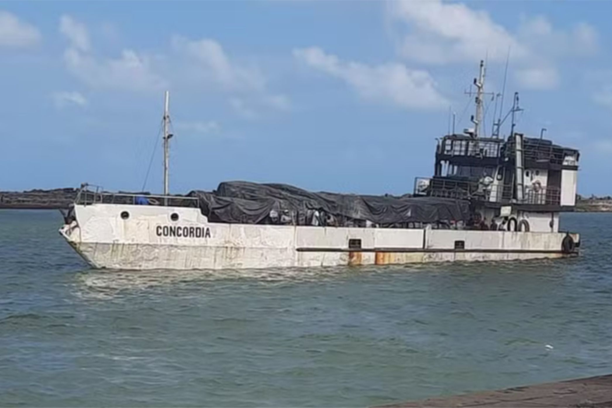 NAVIO DE CARGA AFUNDA A CAMINHO DE FERNANDO DE NORONHA CINCO PESSOAS ESTÃO DESAPARECIDAS