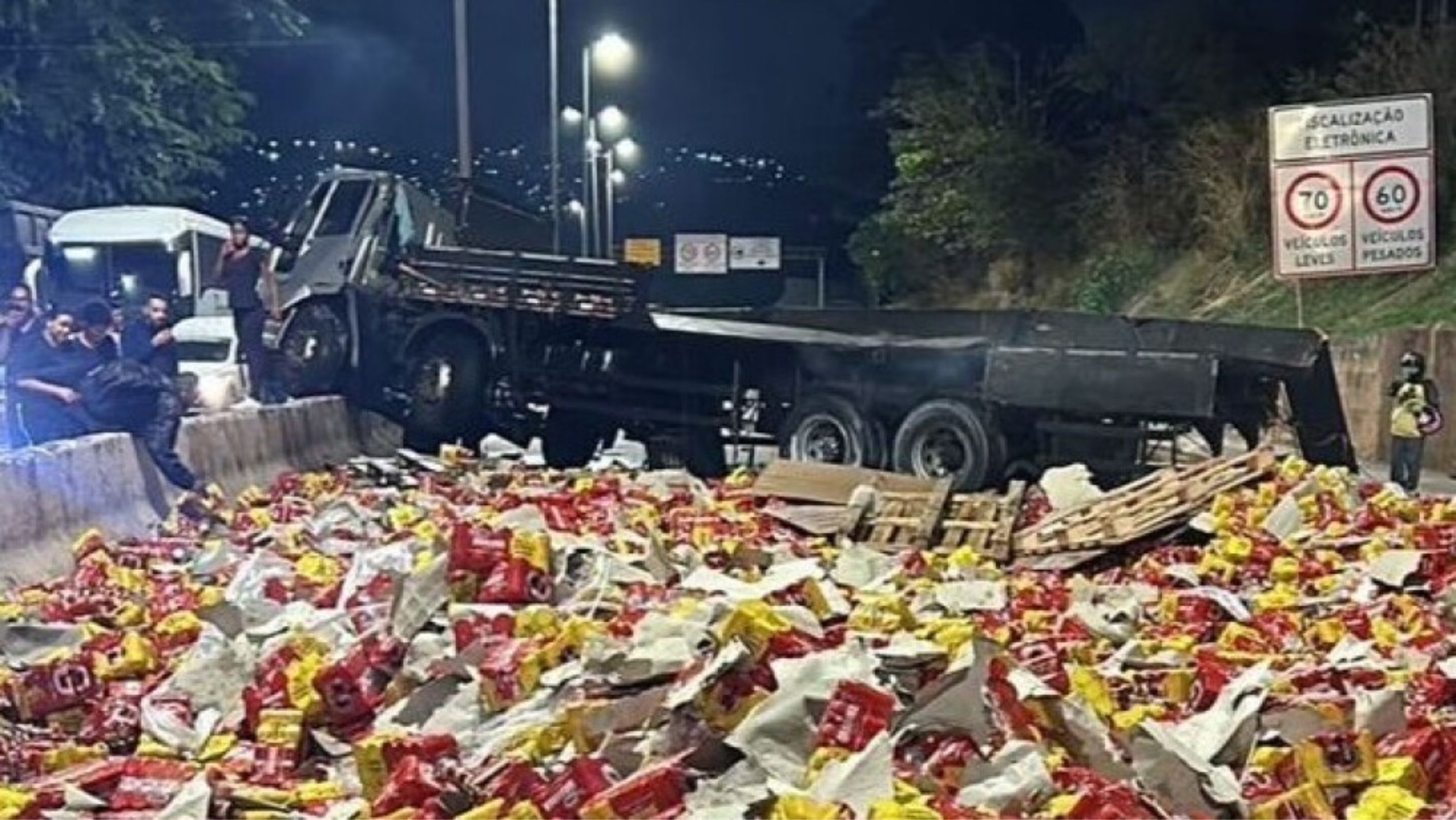 CARGAS DE CERVEJAS SÃO SAQUEADAS EM ACIDENTE COM CAMINHÃO NO ANEL RODOVIÁRIO