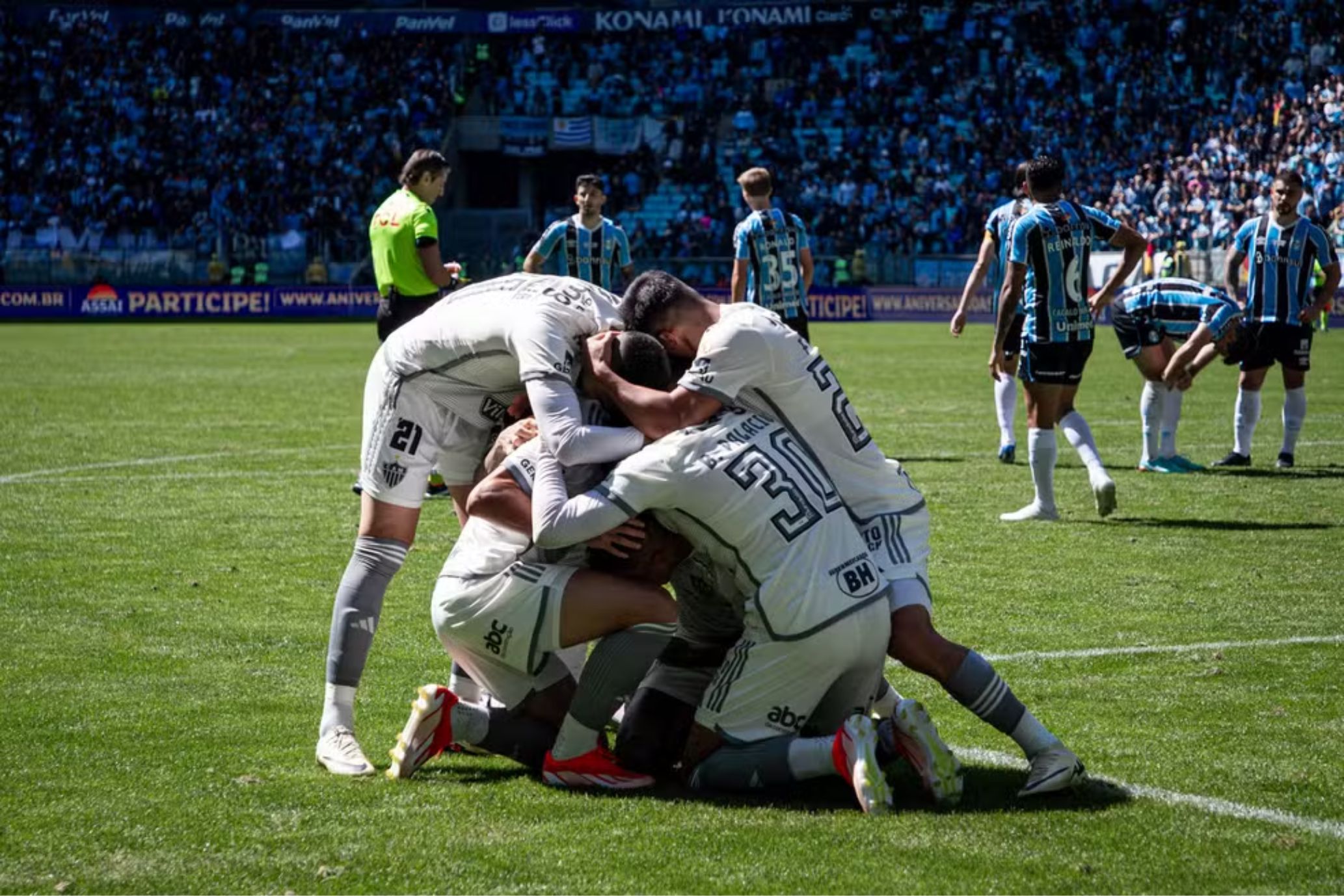 ATLÉTICO-MG VENCE GRÊMIO DE VIRADA POR 3X2, APÓS  COMEÇAR PERDENDO E COM UM A MENOS