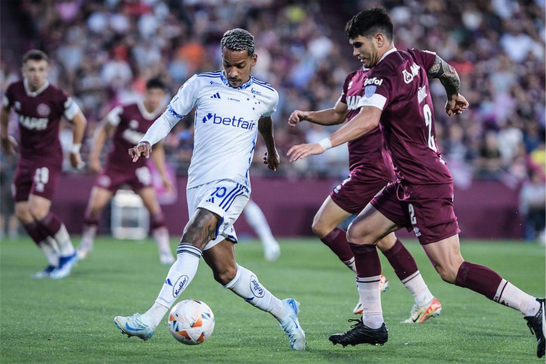 CRUZEIRO É FINALISTA DA COPA SUL-AMERICANA VENCENDO O LANUS POR 1X0 NA ARGENTINA