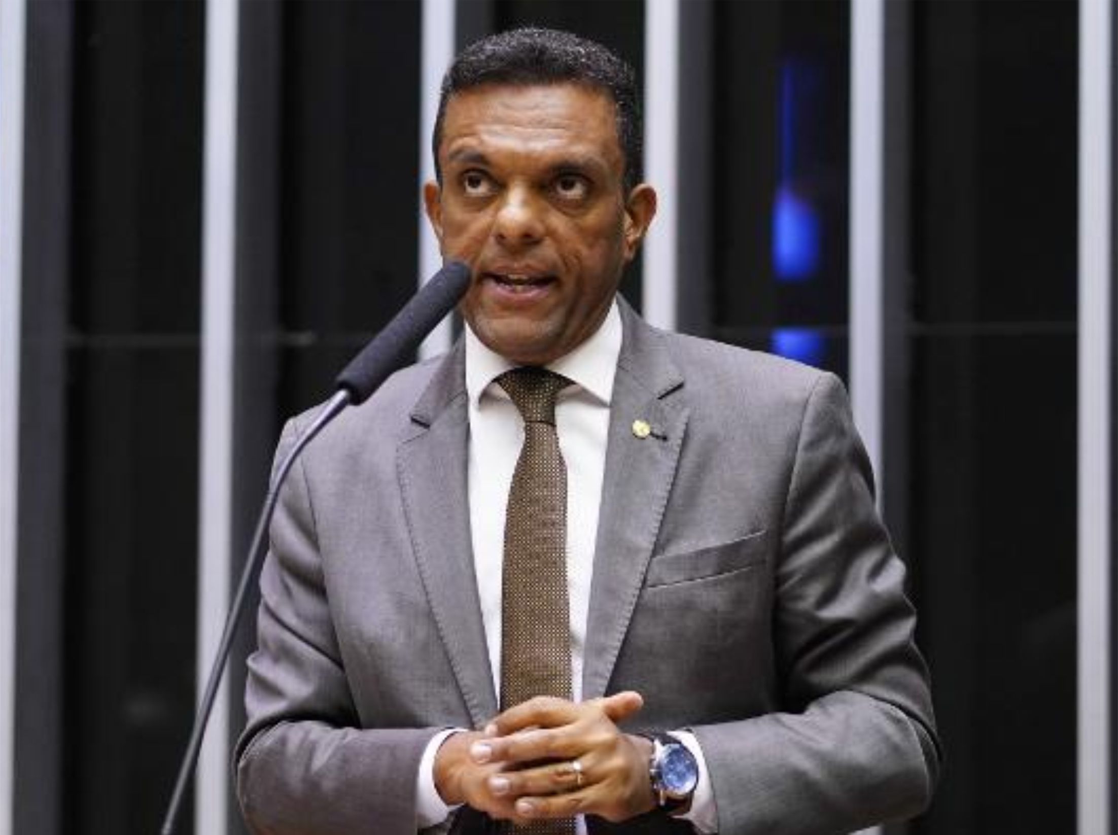 DEPUTADO OTONI DE PAULA SOBRE BOLSONARO: ‘IGREJA FOI SEQUESTRADA POR  UM BEZERRO DE OURO’