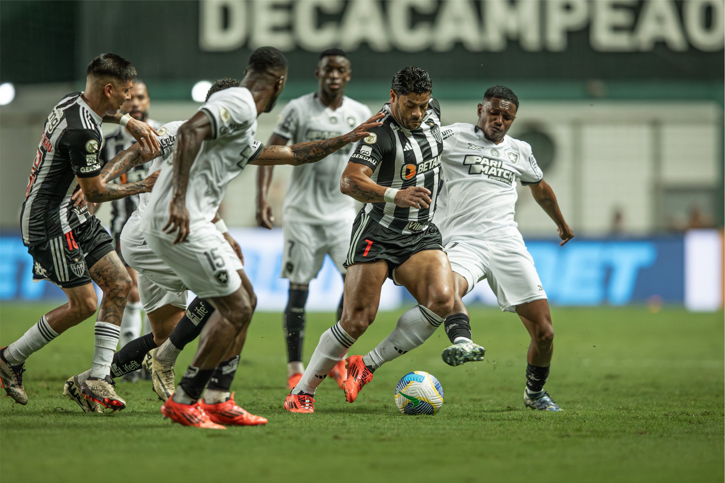 SEM TORCIDA, COM TIME MISTO E FOCO  NA FINAL DA LIBERTADORES, GALO FICA NO 0X0 COM O BOTAFOGO NO BRASILEIRÃO