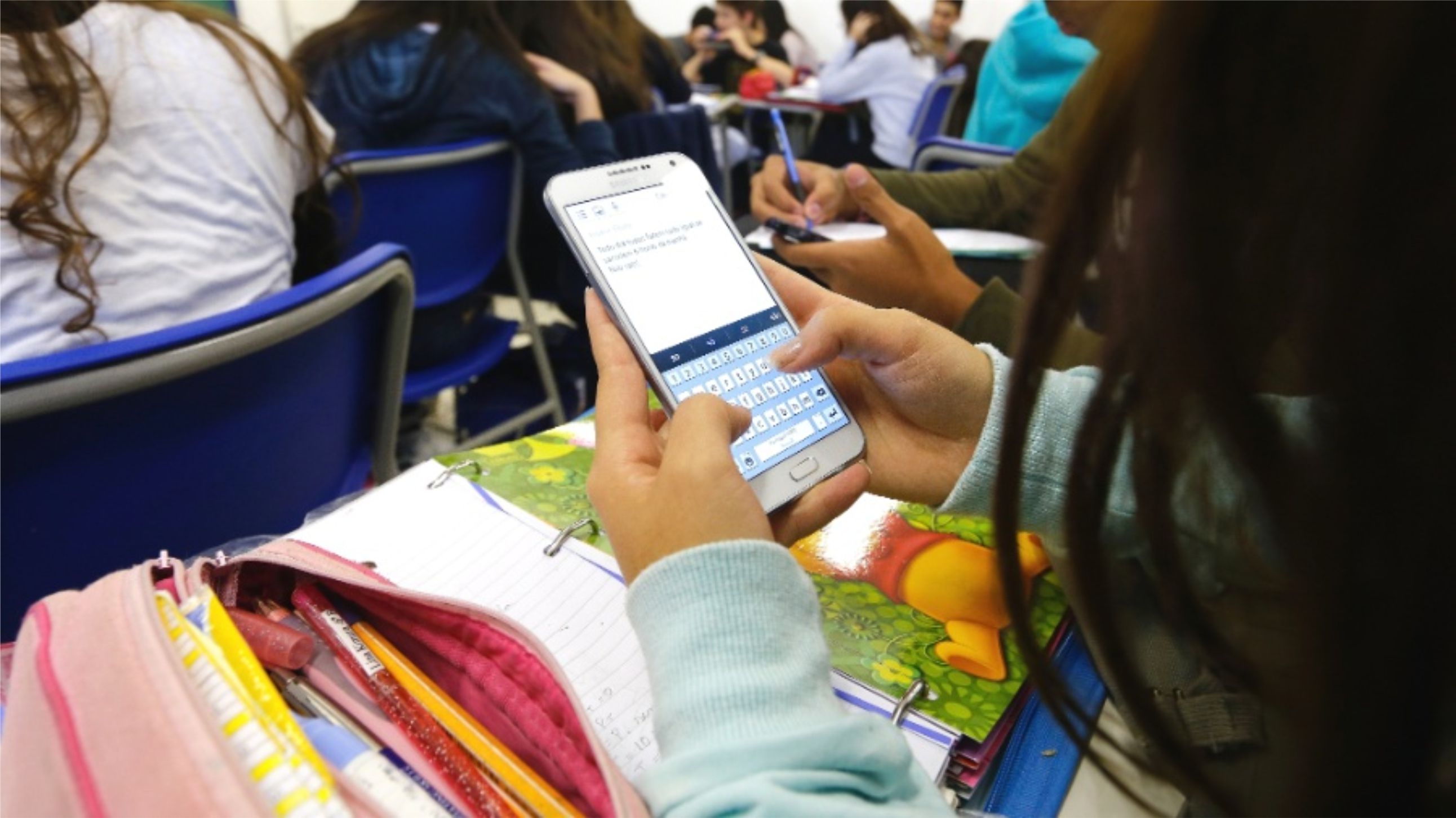 DEPUTADOS APROVARAM PROJETO DE LEI QUE PROÍBAM CELULARES EM ESCOLAS PÚBLICAS E PARTICULARES EM SÃO PAULO