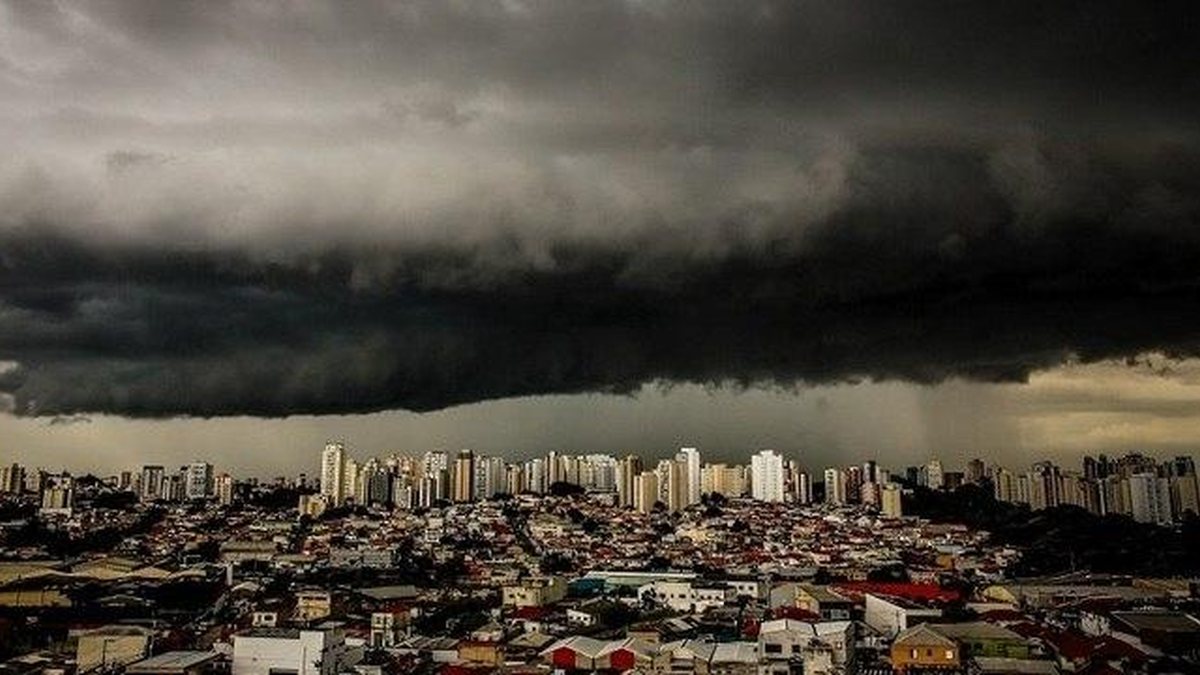 O QUE É CHUVA NEGRA, ENTENDA O FENÔMENO QUE PODE ATINGIR MINAS GERAIS