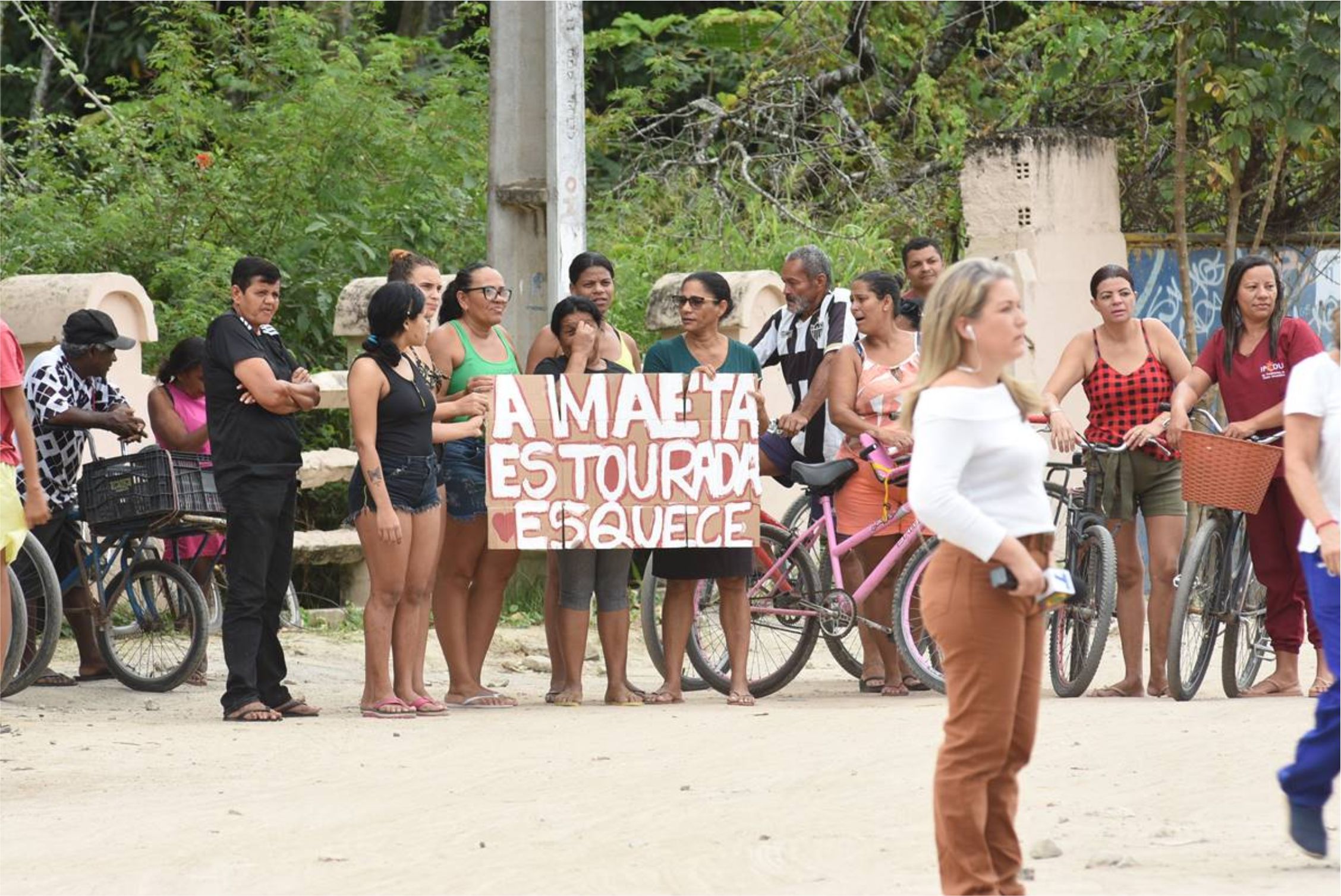 FAMÍLIA DE DEOLANE É SUSPEITA DE FINANCIAR  MANIFESTAÇÕES EM FRENTE A PRISÃO EM RECIFE