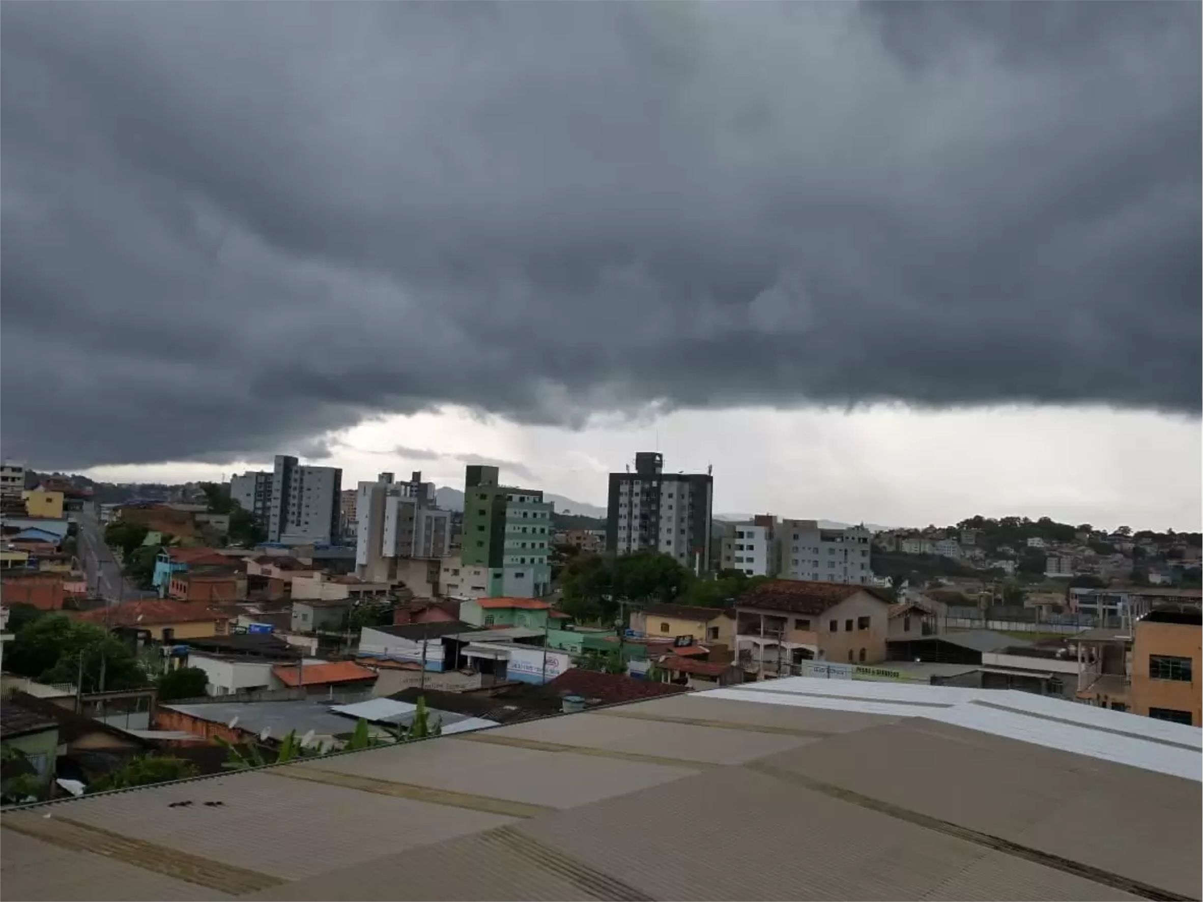 ALERTA LARANJA PARA CHUVAS FORTES  EM MAIS DE MIL CIDADES BRASILEIRAS