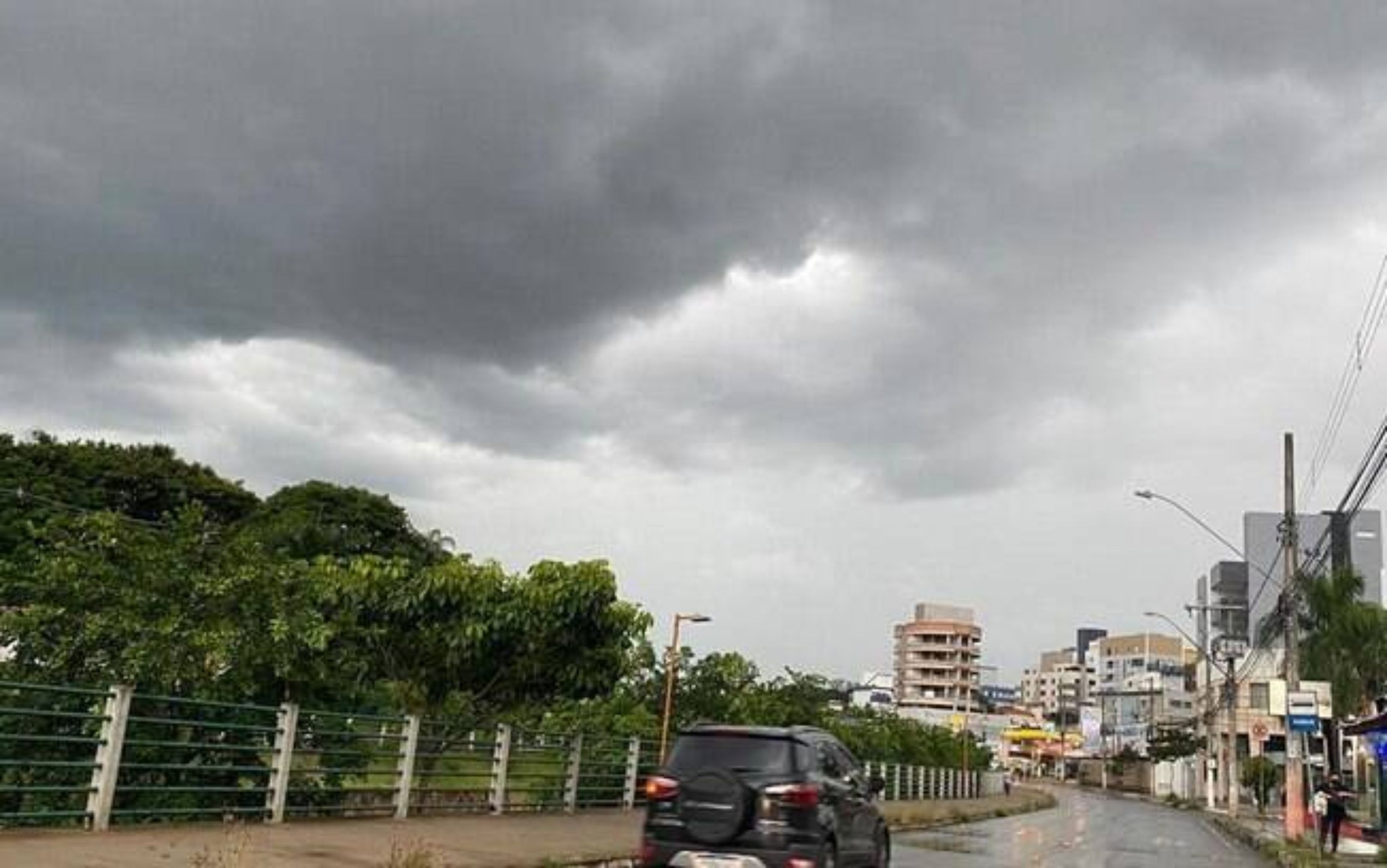 BETIM REGISTROU CHUVA DE MADRUGADA E TEM ALERTA PRA TEMPESTADE