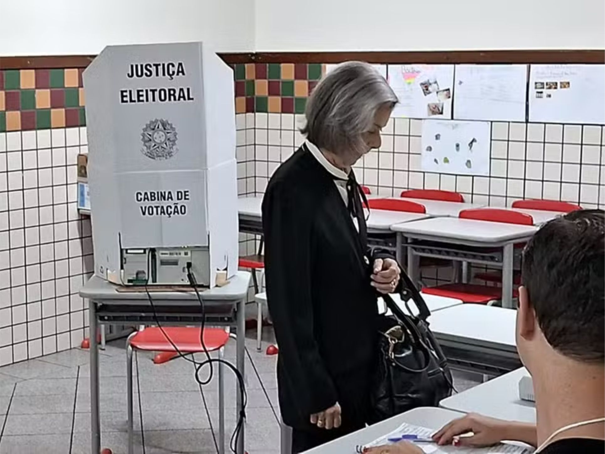 MINISTRA CÁRMEN LÚCIA VOTOU NA MANHÃ DESTE DOMINGO (27) E CONVOCA ELEITORES PARA VOTAÇÃO